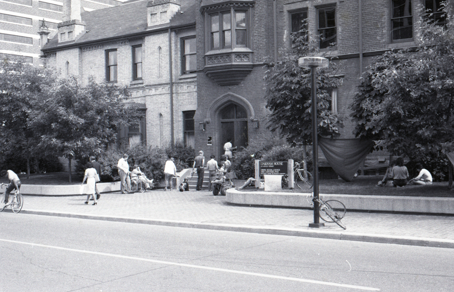 People entering Oakham House on TMU campus in 1982
